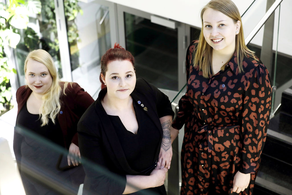 Akavan opiskelijat. Vasemmalta: Roosa Huttunen, Veera Nyfors ja Elina Viitaniemi. Helsinki. Kuva Liisa Takala.