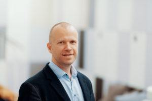 Kuvassa Antti Harjuoja joka johtaa Nextmile-nimistä yritystä.