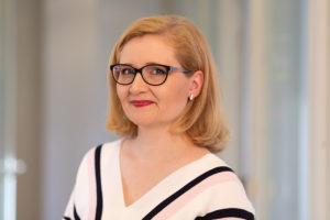Kuvassa Hanna Gorshcelnik, joka on Kieliasiantuntijat ry:n toiminnanjohtaja.