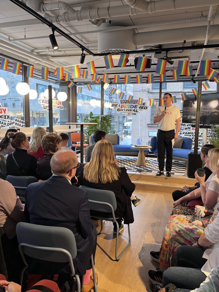 Pskj-pride-tilaisuuden juontaja Joonas Pesonen