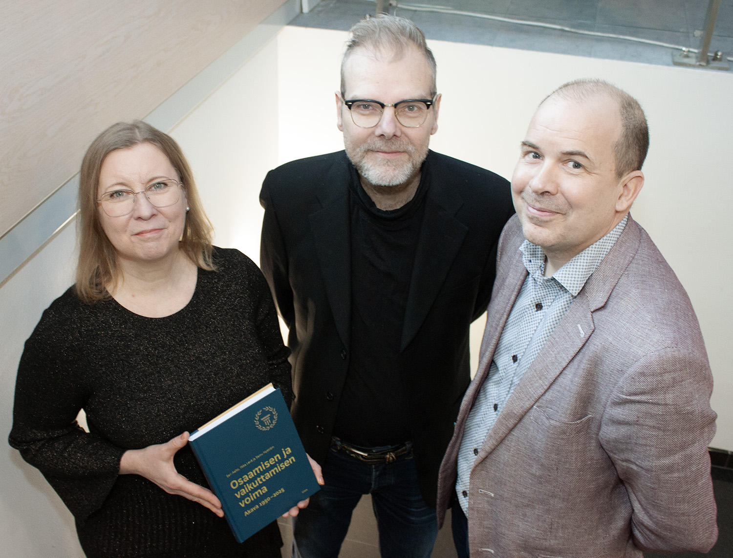 Akavan 75-vuotishistoriateoksen kirjoittajat Sari Aalto, Ilkka Levä ja Samu Nyström teoksen julkaisupäivänä